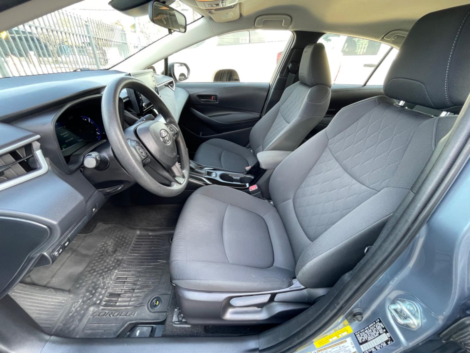 2022 Blue /Silver Toyota Corolla LE (JTDEAMDEXNJ) with an 1.8L Hybrid engine, Automatic transmission, located at 1501 West 15th St., Houston, 77008, (713) 869-2925, 29.797941, -95.411789 - Photo #4